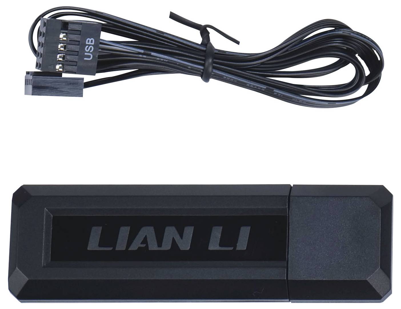 Kábel USB konektora a čierny obdĺžnikový prístroj označený nápisom 'LIAN LI', pravdepodobne elektronická súčiastka alebo príslušenstvo.