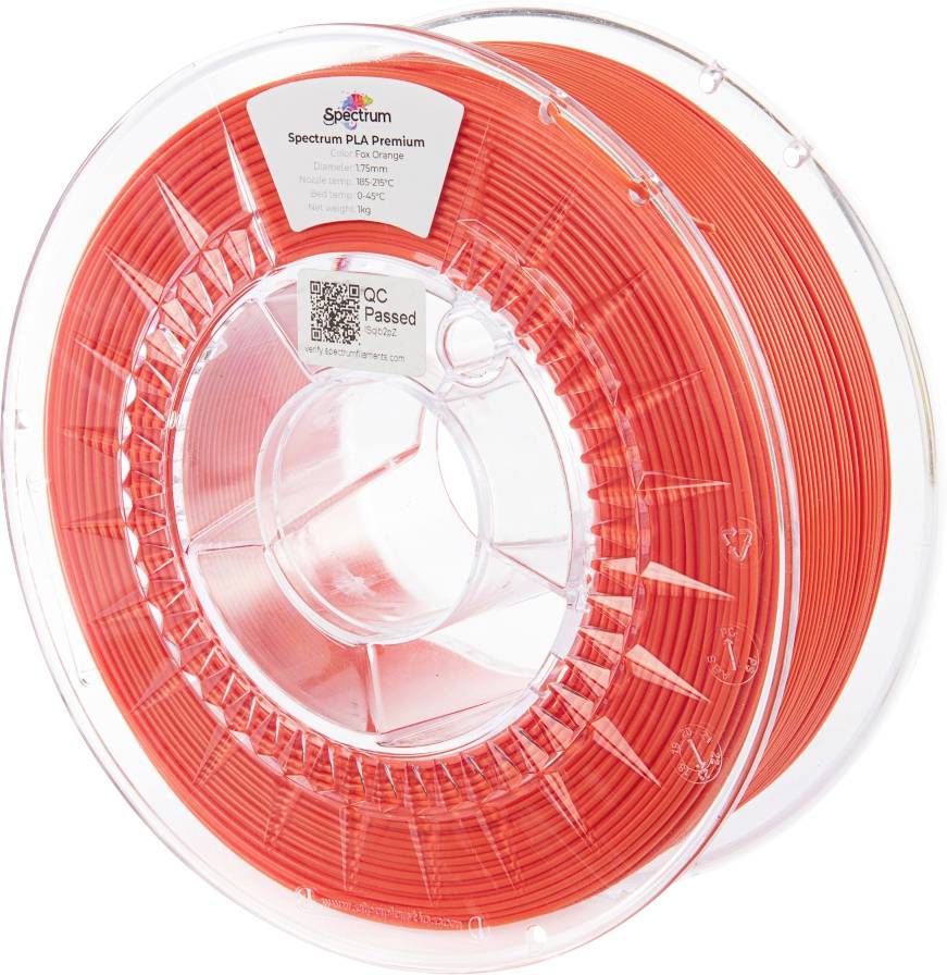 Špulka oranžového 3D tlačiarenského filamentu Spectrum PLA Premium, označená produktovými a kontrolnými údajmi o kvalite.