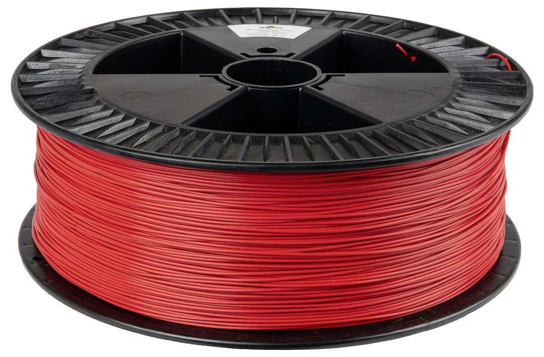 Červená špulka 3D tlačiarenského filamentu navinutá na čiernej cievke, používaná pre aditívnu výrobu a prototypovanie.