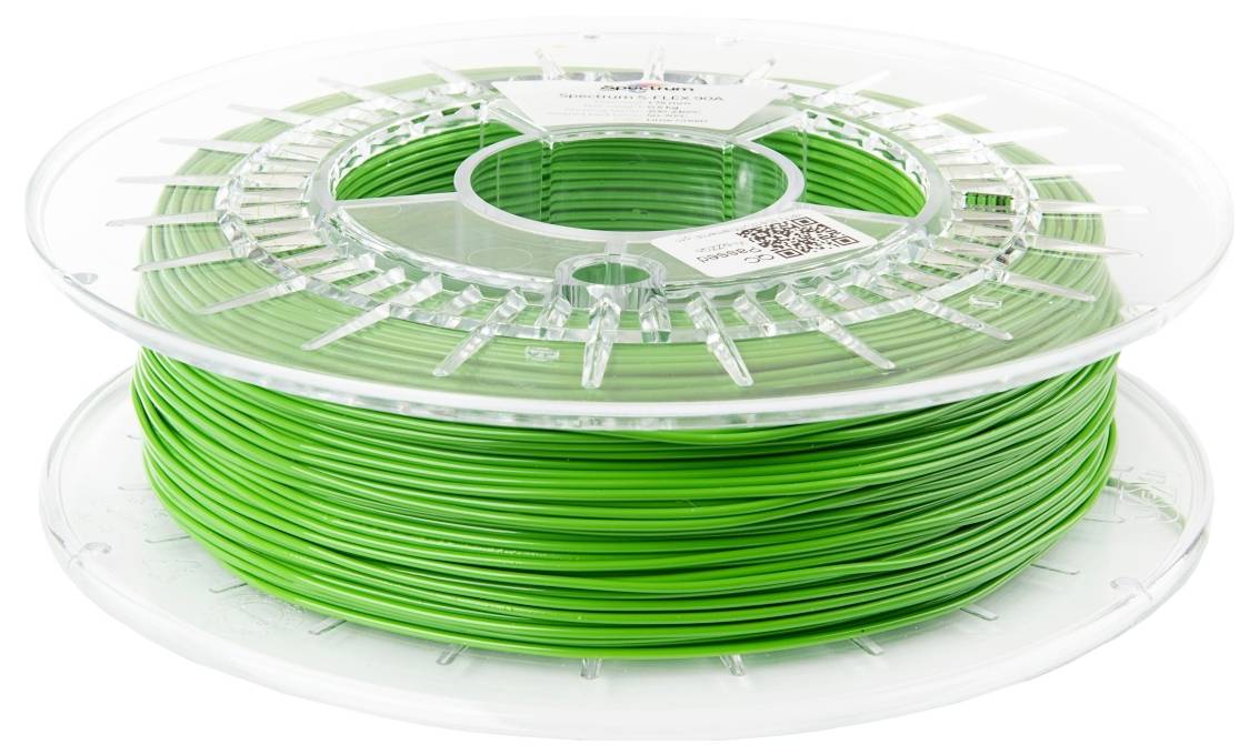 Špulka zeleného 3D tlačového filamentu s priehľadným plastovým držiakom, používaná na vytváranie 3D tlačených objektov.
