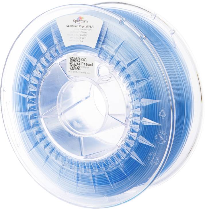 Špulka modrého 3D tlačového filamentu označená ako 'Spectrum Crystal PLA' s nálepkou 'QC Passed' na boku.