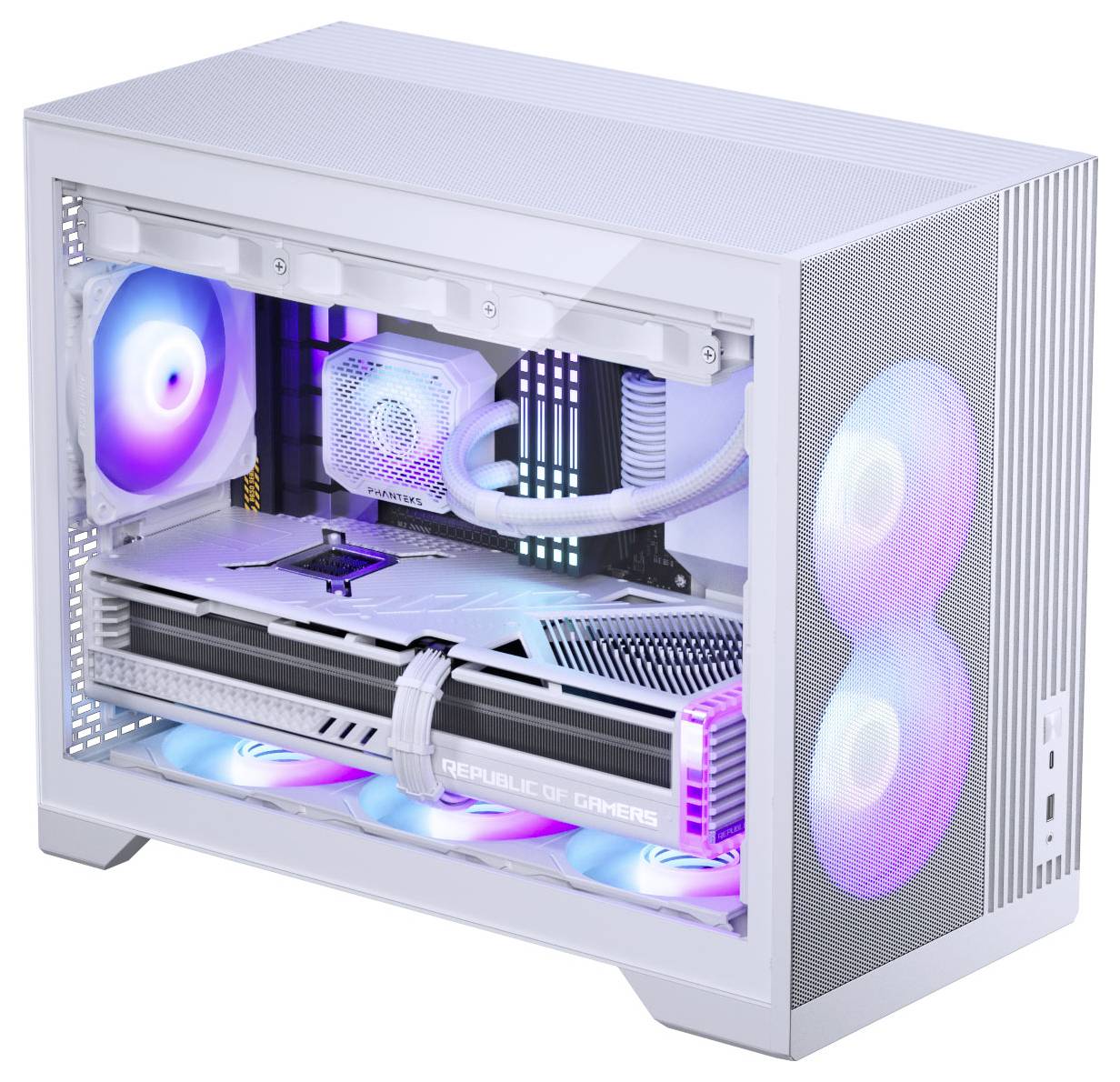 Biely herný počítač s RGB podsvietením je zobrazený, pričom má viacventilátorový chladiaci systém, viditeľnú grafickú kartu a priehľadný bočný panel.