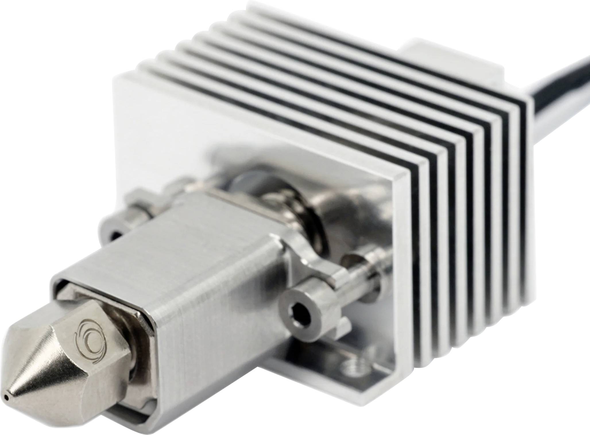 3D tlačiarenský hotend s kovovými chladiacimi lamelami, dýzou a pripojeným káblom pre extrudovanie filamentu a odvod tepla.