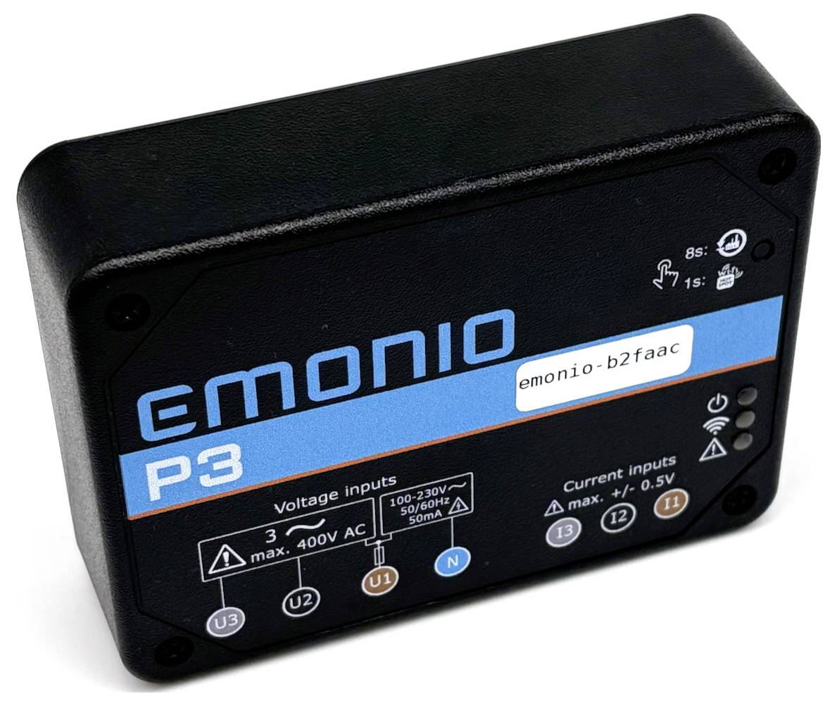 Čierne obdĺžnikové zariadenie označené štítkom 'EMONIO P3', zobrazujúce elektrické vstupné špecifikácie a body pripojenia.