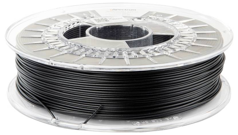 Špulka čierneho 3D tlačového filamentu označeného "Spectrum", starostlivo nvinutá do jasného plastového kotúča, určená pre 3D tlač.