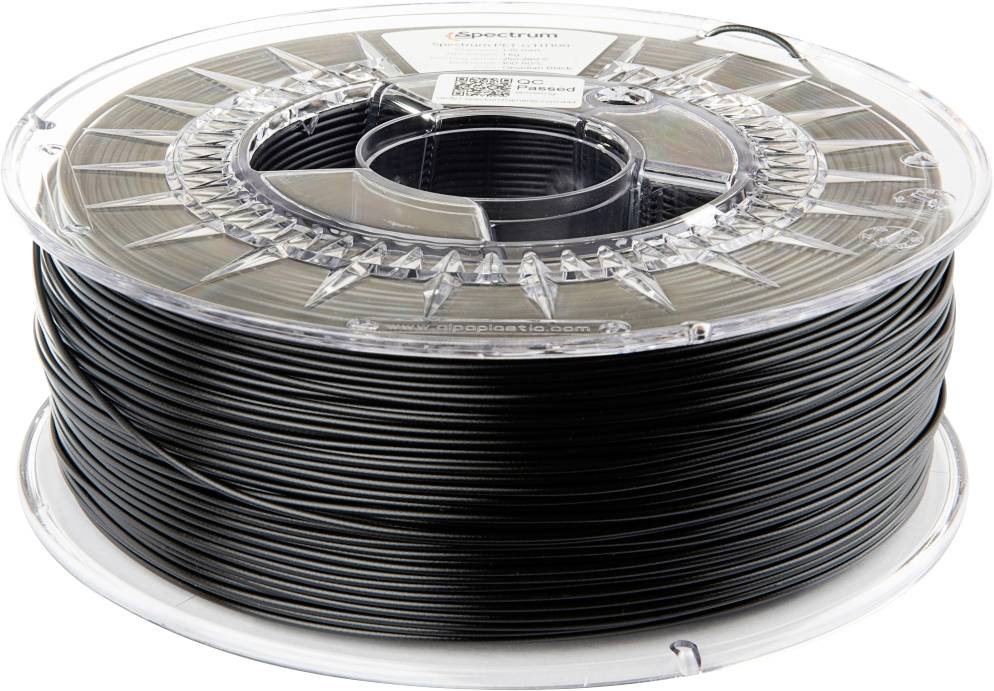Cievka čierneho 3D tlačového filamentu v priehľadnom plastovom obale, zobrazujúca tesne navinutý filament pripravený na použitie v tlačiarni.