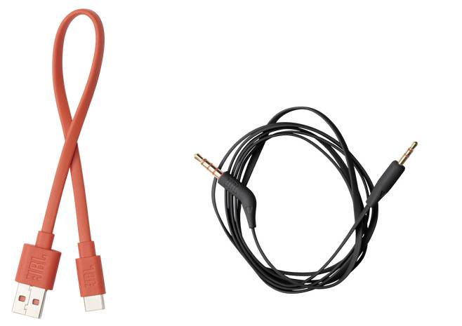 Krátky červený USB kábel vedľa stočeného čierneho 3.5mm audio kábla na bielom pozadí.