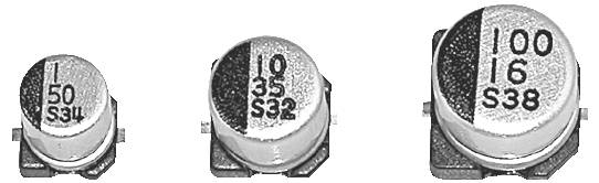 Tri elektrolytické kondenzátory rôznych veľkostí a špecifikácií: 1/50 S31, 10/35 S32 a 100/6 S38, usporiadané horizontálne.
