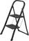 Čierny dvojstupňový rebrík s pevným kovovým rámom, navrhnutý pre vnútorné použitie, bežne používaný na dostihnutie vysokých políc alebo skríň.