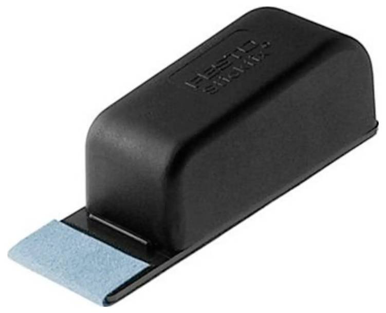 Čierna obdĺžniková špongia na leštenie topánok s modrou aplikačnou podložkou na jednom konci, určená na rýchle a pohodlné leštenie topánok.