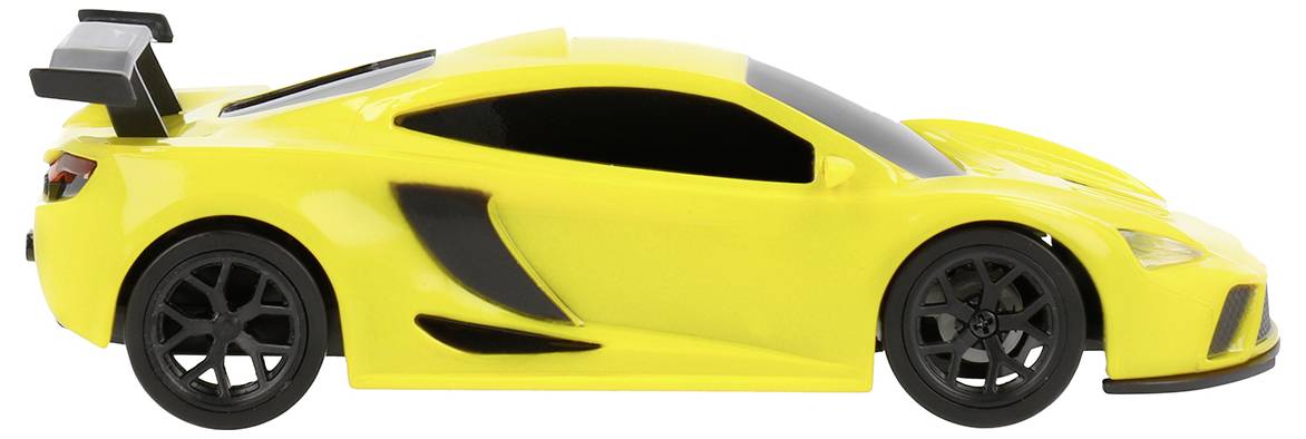 Žltý hračkársky športový automobil s čiernymi detailmi, pohľad zboku, s aerodynamickým krídlom a čiernymi kolesami na bielom pozadí.