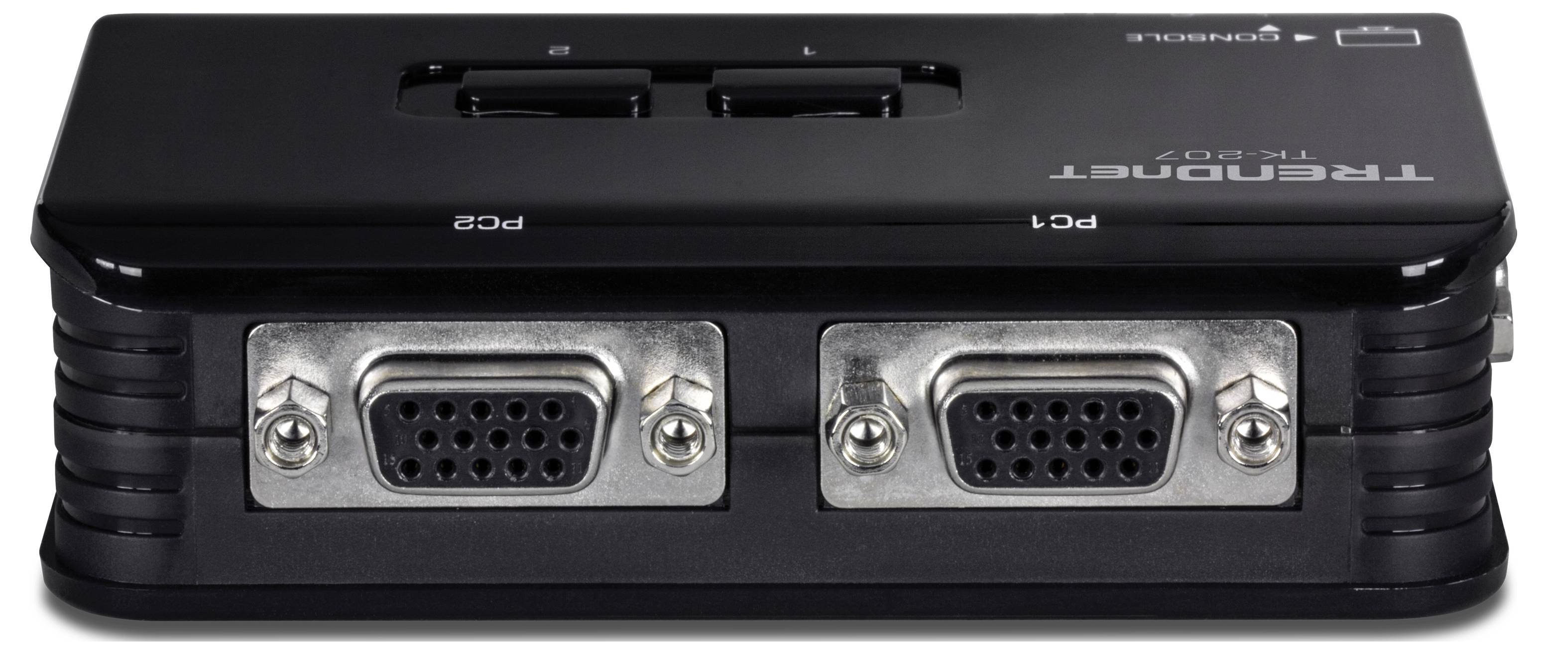 Čierny KVM prepínač značky TRENDnet s dvoma VGA portmi označenými PC1 a PC2 a tlačidlom na prepínanie medzi nimi. Číslo modelu TK-207.