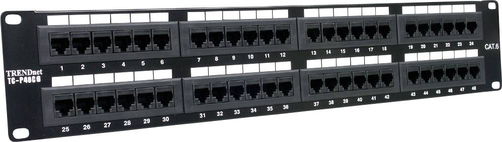 Sieťový patch panel namontovaný do racku s viacerými ethernetovými portami označenými číslami 1 až 48, používaný na organizáciu a správu sieťových pripojení.