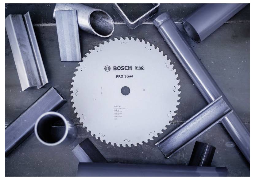 Kotúčová píla s nápisom „BOSCH PRO Steel" obklopená rôznymi oceľovými rúrami, naznačujúca jej použitie na rezanie kovu.