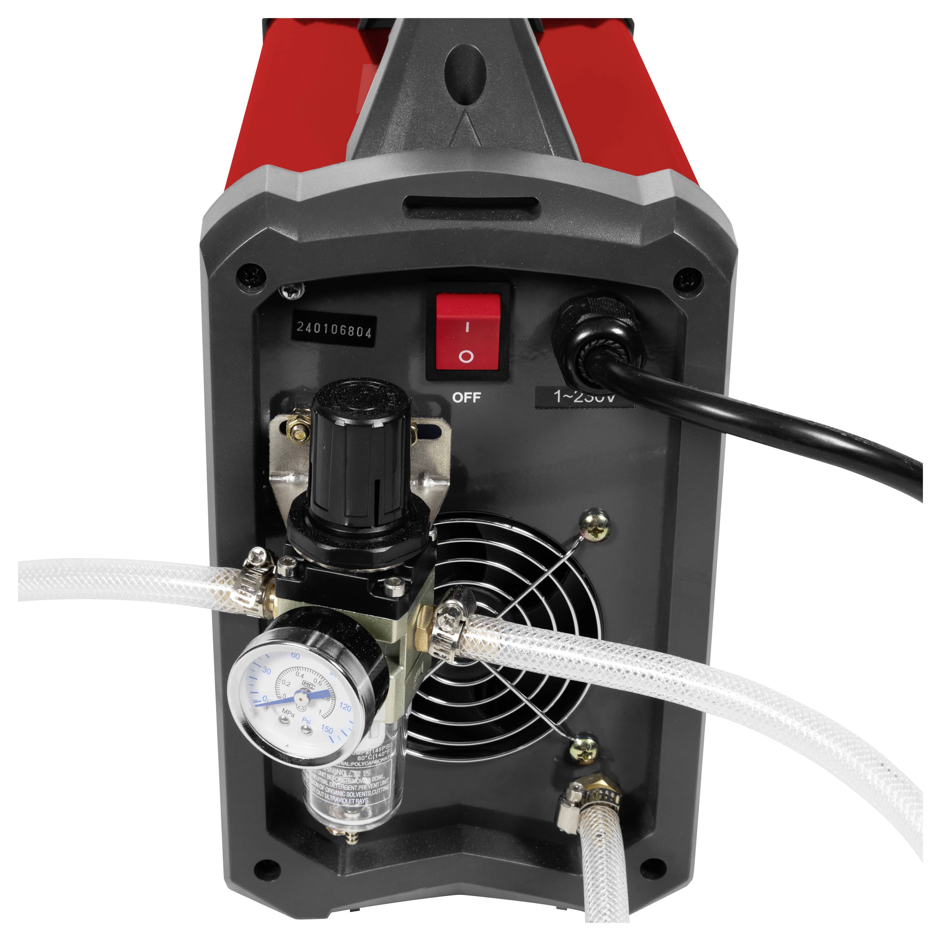 'Pohľad zozadu na červeno-sivý kompresor s vypínačom a napájacím káblom. Súčasťou je tlaková stupnica a prípojky pre hadice.'