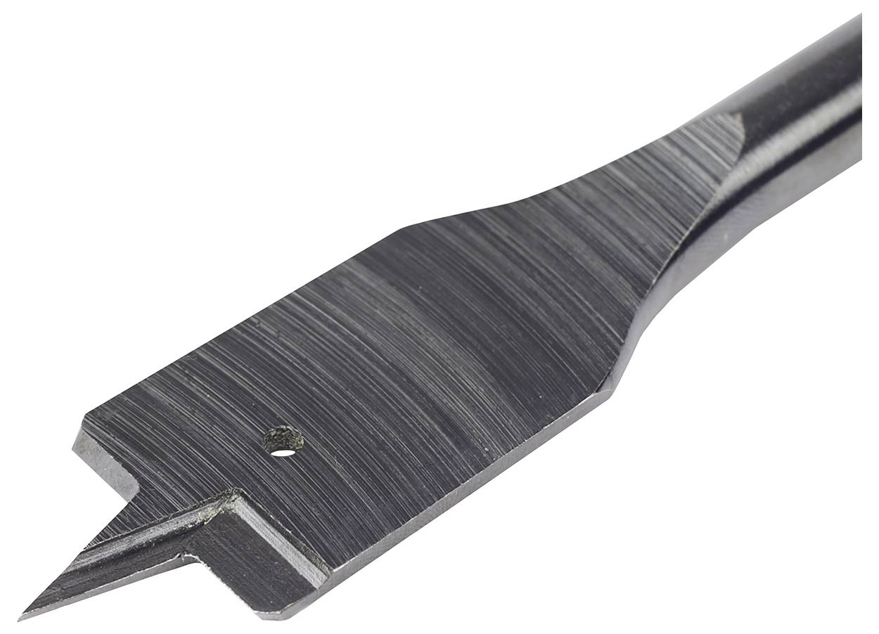 Detailný záber plochého vrtáka do dreva. Vrták má ostrý, plochý koniec s centrálnym hrotom.