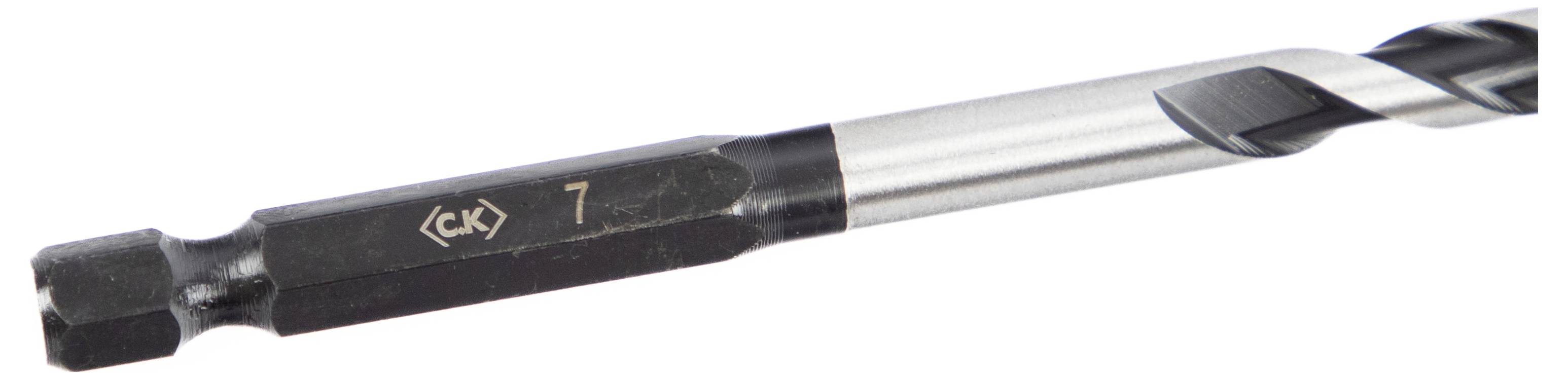 Detailný záber na čierny a strieborný kovový vrták s šesťhrannou základňou a špirálovou reznou hranou. Na vrtáku je vytlačené číslo '7'.