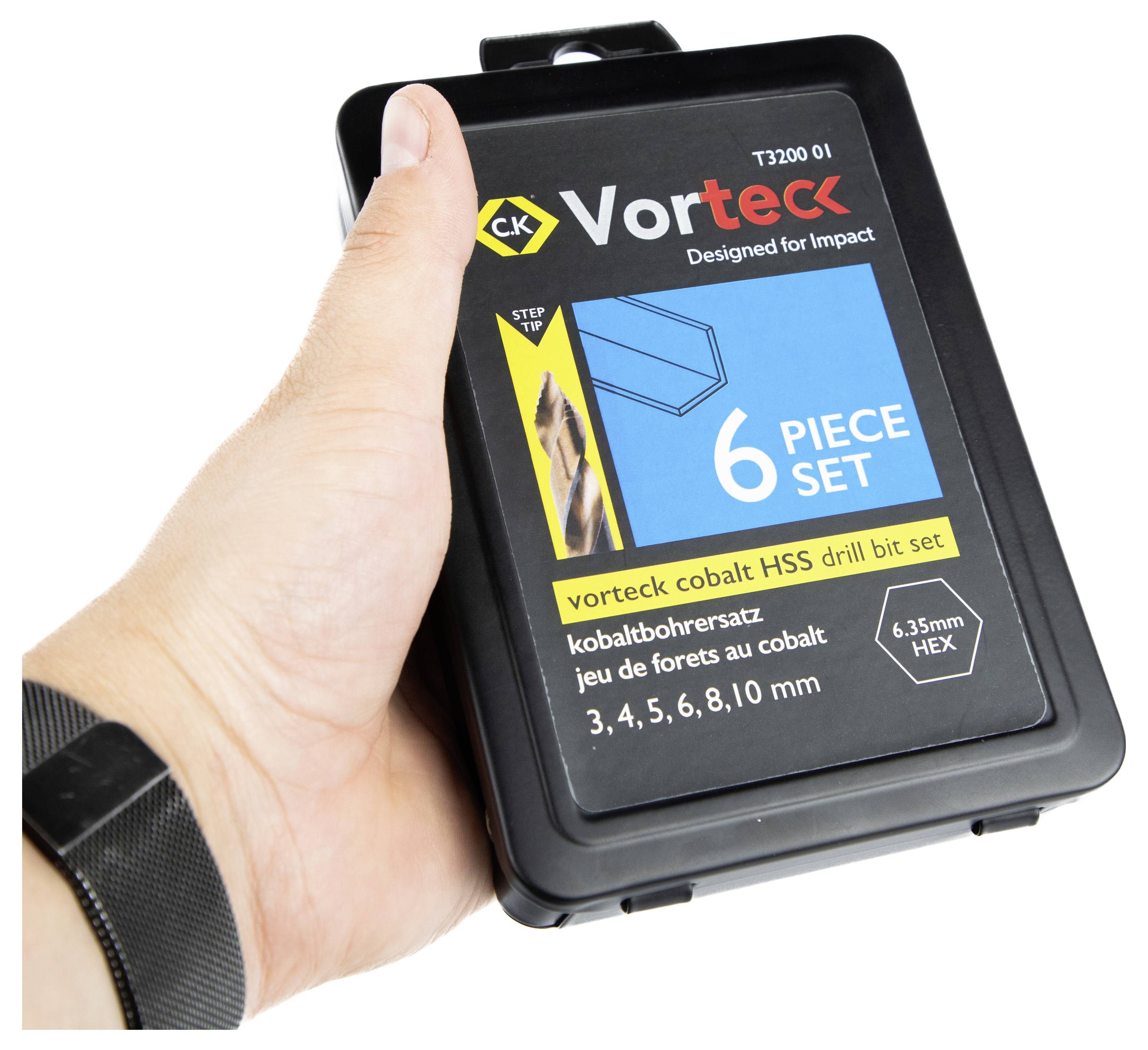 Ruka drží čiernu krabičku označenú "Vorteck 6-dielna sada", ktorá obsahuje kobaltové vrtáky z rýchloreznej ocele (HSS) s rozmermi 3, 4, 5, 6, 8, 10 mm.