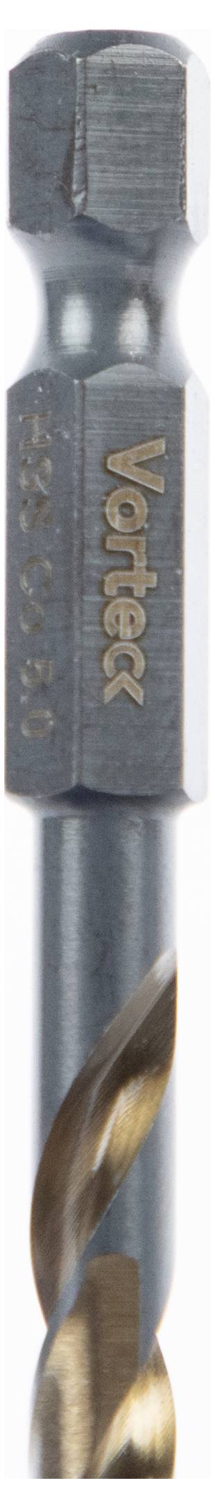 Detailný záber vrtáku Vortex s kovovým povrchom a špirálovou konštrukciou, na ktorého boku je vyryté firemné meno „Vortex".