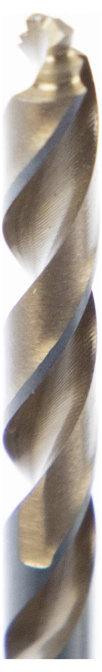 Detailný záber kovového vrtáka s ostrými, špirálovitými drážkami navrhnutými na rezanie materiálov.