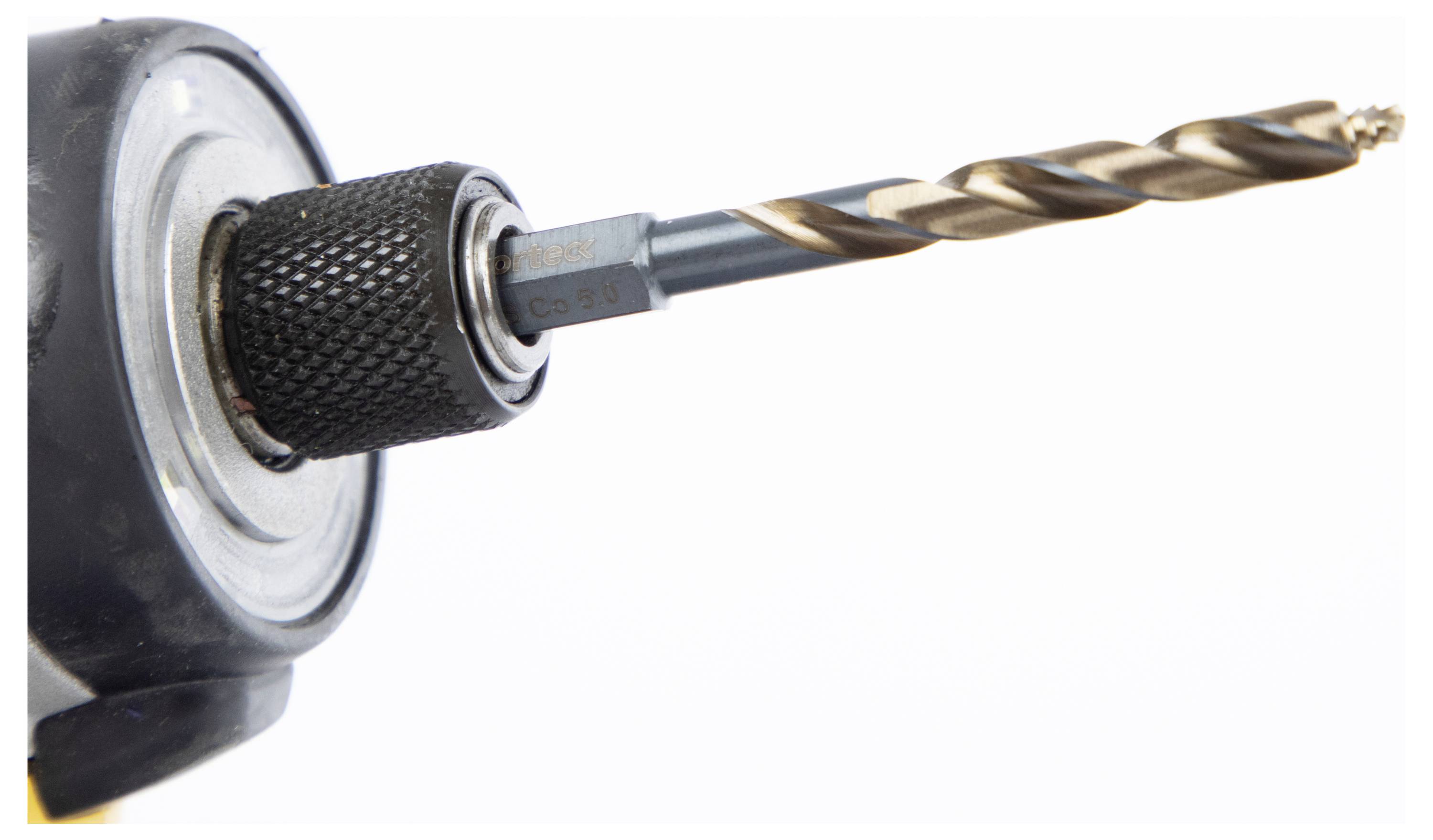 Detailný záber vŕtačky s pripojeným kovovým špirálový vrtákom, pripravenej na použitie. Vŕtačka pôsobí priemyselným dojmom a zdôrazňuje funkčnosť nástroja.