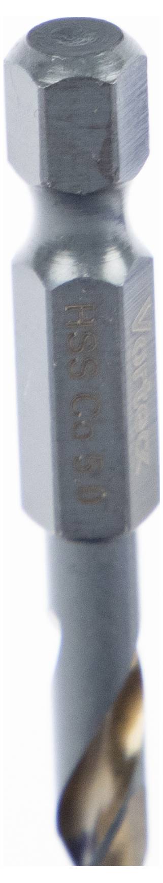 Detailný záber kovovej vrtákovej hlavy s šesťhrannou stopkou, určenej na použitie v elektrickej vŕtačke. Hrot je ostrý, čo naznačuje jeho určenie pre presné vŕtanie.