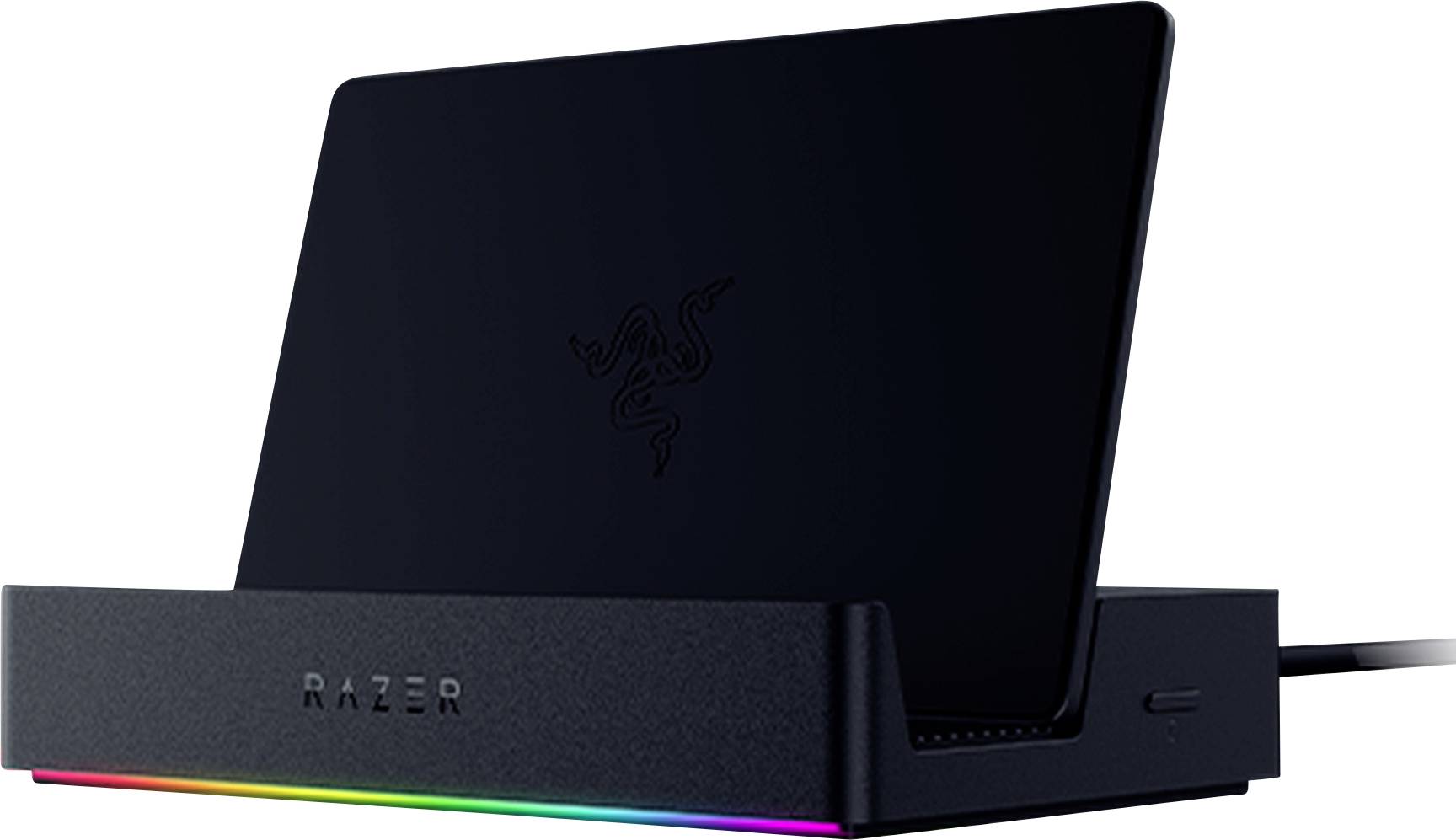 Čierny notebook s logom je umiestnený na dokovacej stanici Razer s viacfarebným LED podsvietením na jeho základni.
