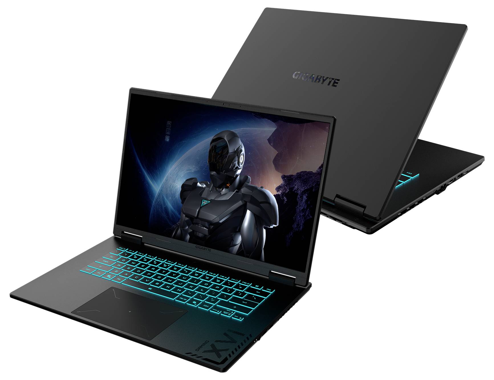 Dva čierne laptopy s tyrkysovo podsvietenými klávesnicami; jedna obrazovka zobrazuje sci-fi grafiku futuristickej obrnenej postavy v priestore.