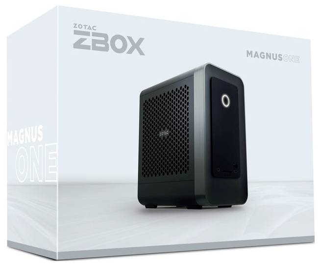 Biely box s obrázkom mini počítača ZOTAC ZBOX MAGNUS ONE, ktorý má kompaktné čierne šasi s vetraním na boku a portami na prednom paneli.