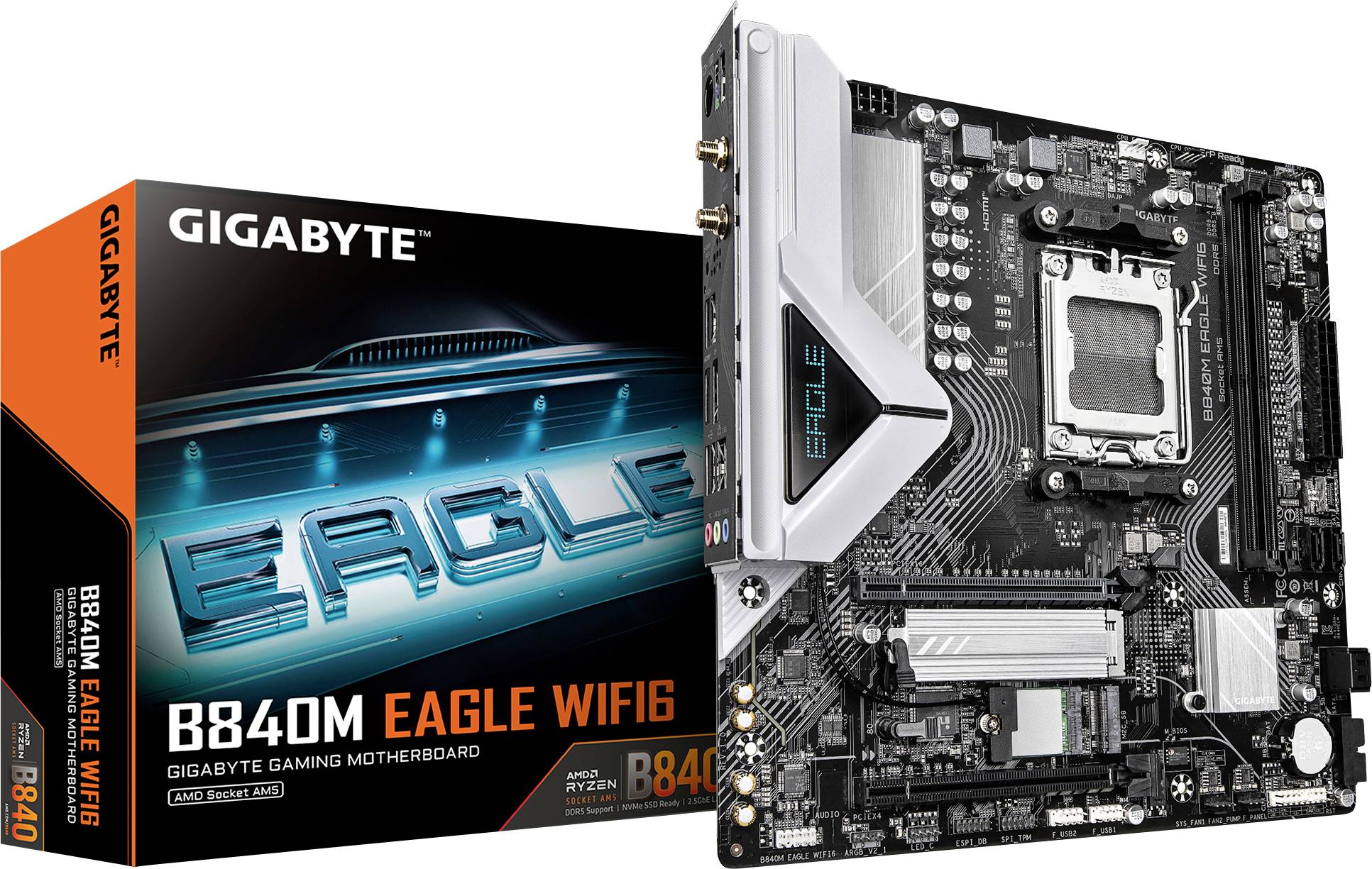 Základná doska Gigabyte B840M Eagle WIFI6 pre hráčov, zobrazená vedľa svojho obalu. Doska obsahuje procesorový sokel a rôzne pripojovacie porty.