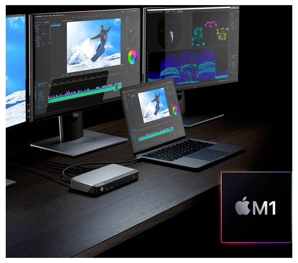 Digitálne pracovisko s laptopom a dvoma monitormi, na ktorých je zobrazený softvér na úpravu videa. V rohu je logo 'Apple M1'.