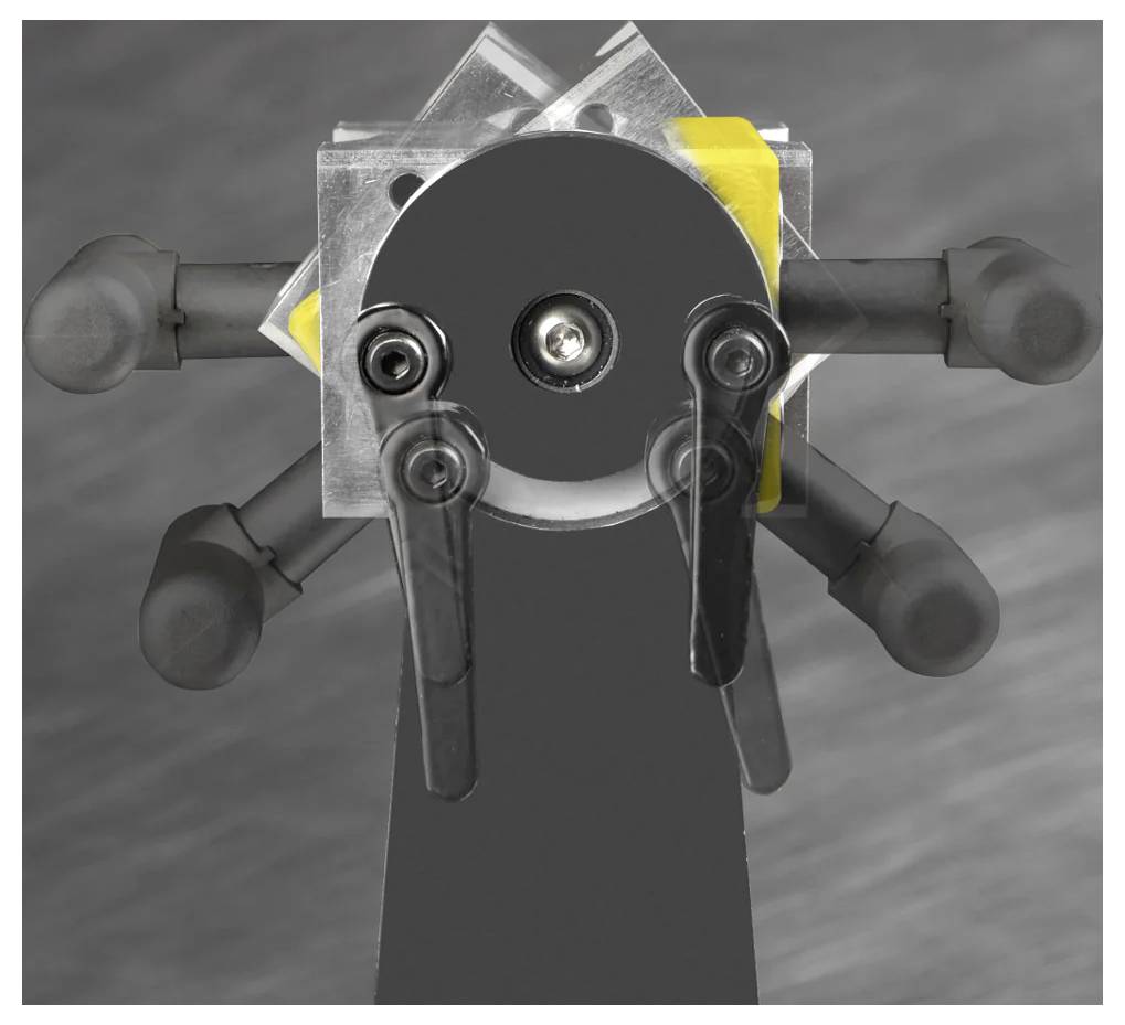 Zariadenie na ohýbanie alebo tvarovanie kovových tyčí s nastaviteľnými mechanizmami pre presnosť.