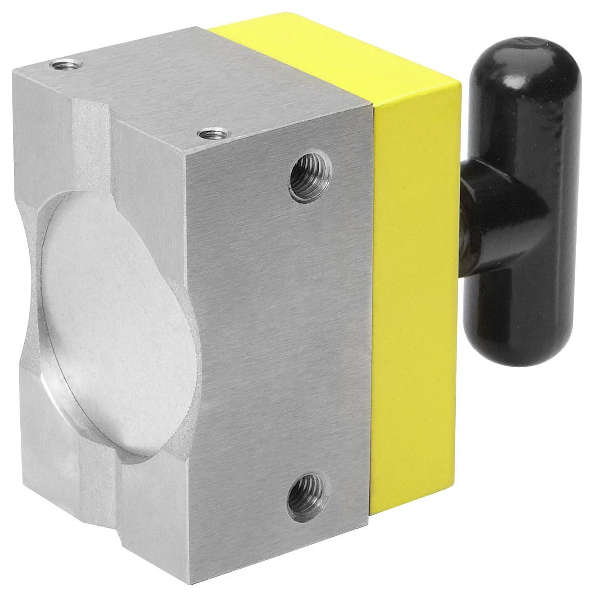 Kovový a žltý magnetický blok s čiernou rukoväťou, so skrutkovými otvormi a valcovým výrezom, pravdepodobne určený na upevňovanie kovových predmetov.
