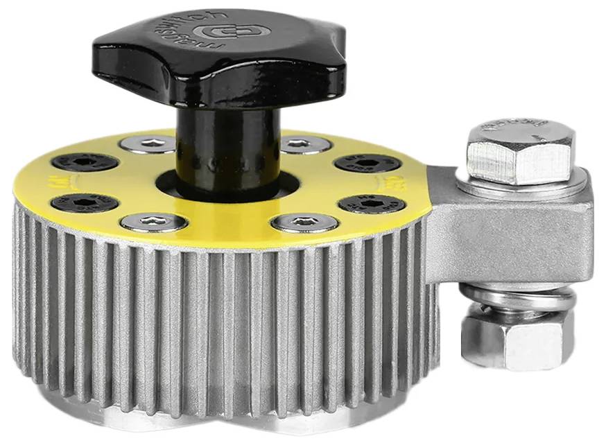 Priemyselný kovový nástroj so žltým vrchom, čiernym gombíkom a viacerými skrutkami, určený na mechanické nastavenia.