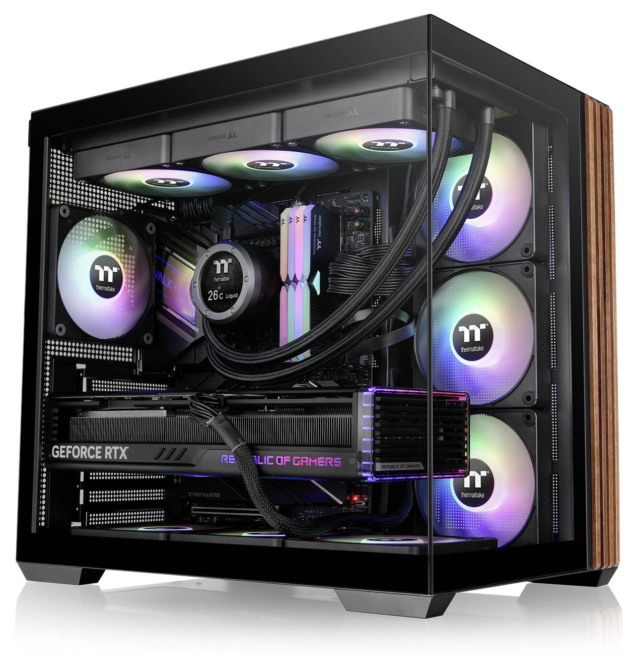 Prémiový herný počítač s RGB podsvietením, s priehľadným bočným panelom odhaľujúcim komponenty ako chladiace ventilátory, grafickú kartu GeForce RTX a firemné logo.