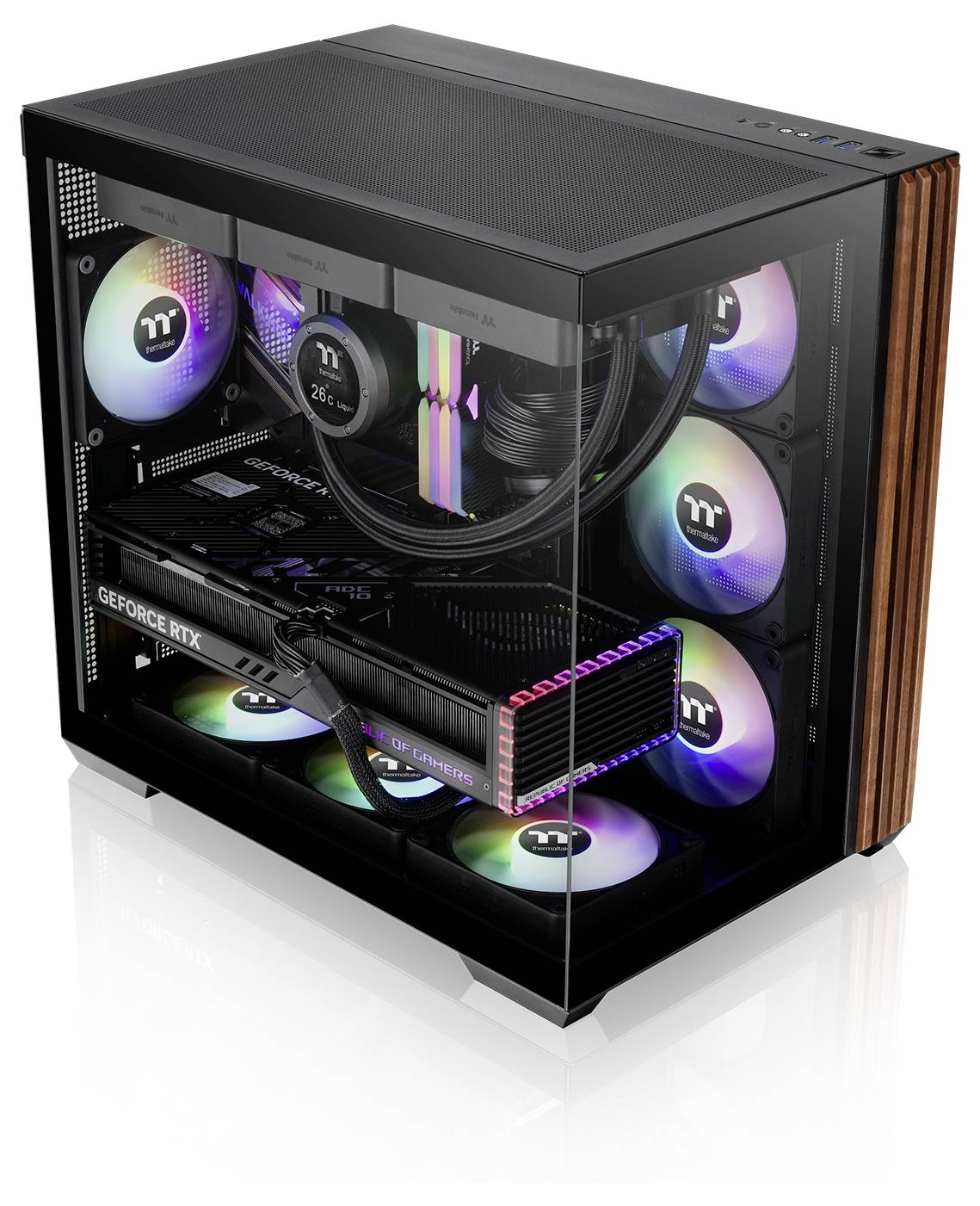 Čierny stolový počítačový tower s priehľadným bočným panelom odhaľuje vnútorné komponenty vrátane grafickej karty GeForce RTX a farebných LED ventilátrov.