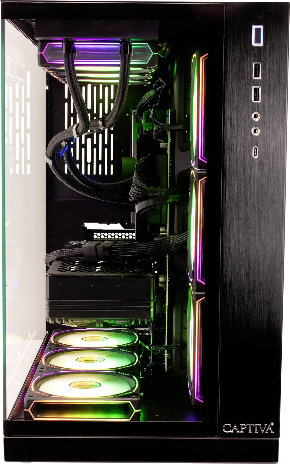 Štíhly počítačový tower case so skleneným bočným panelom, cez ktorý sú viditeľné vnútorné komponenty osvetlené farebnými LED svetlami.