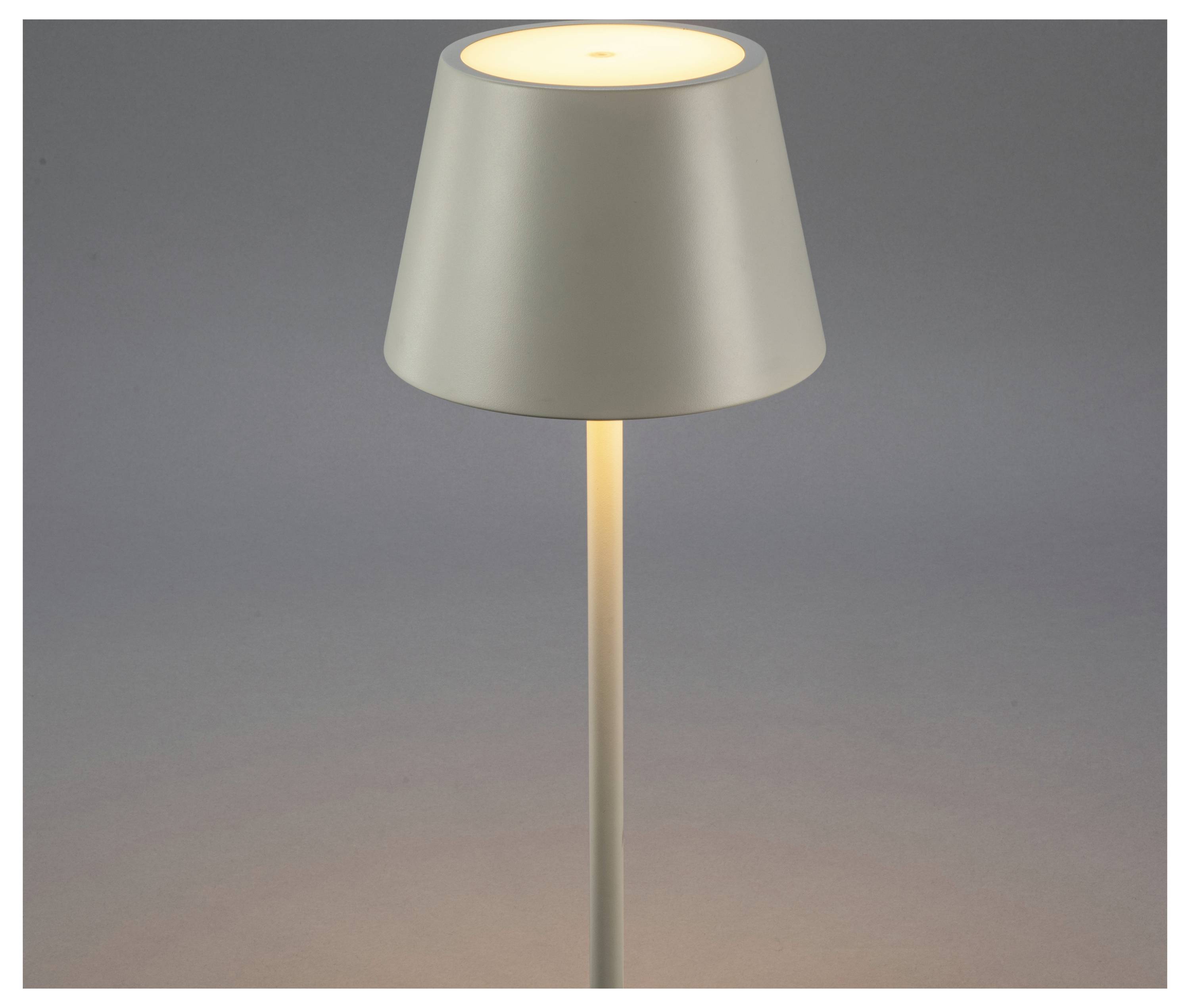 Moderná stolná lampa s valcovým podstavcom a kónickým tienidlom vyžaruje teplé, jemné svetlo, ktoré vytvára útulnú a minimalistickú atmosféru.