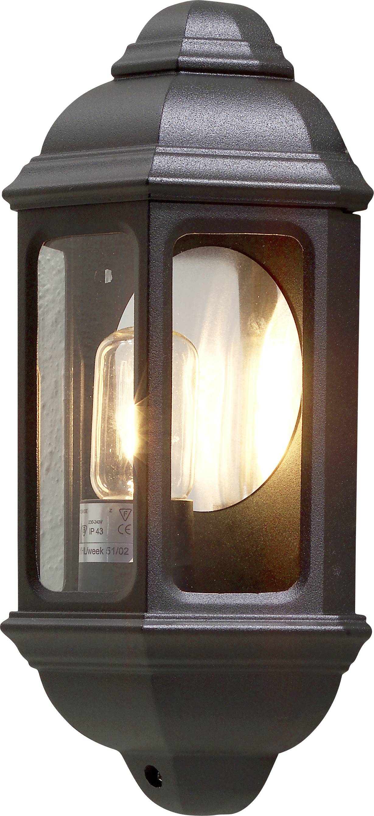 Vonkajšia nástenná lampa s rozsvietenou žiarovkou, uzavretá v čiernom kovovom ráme so sklenenými panelmi, poskytujúca teplé ambient svetlo.