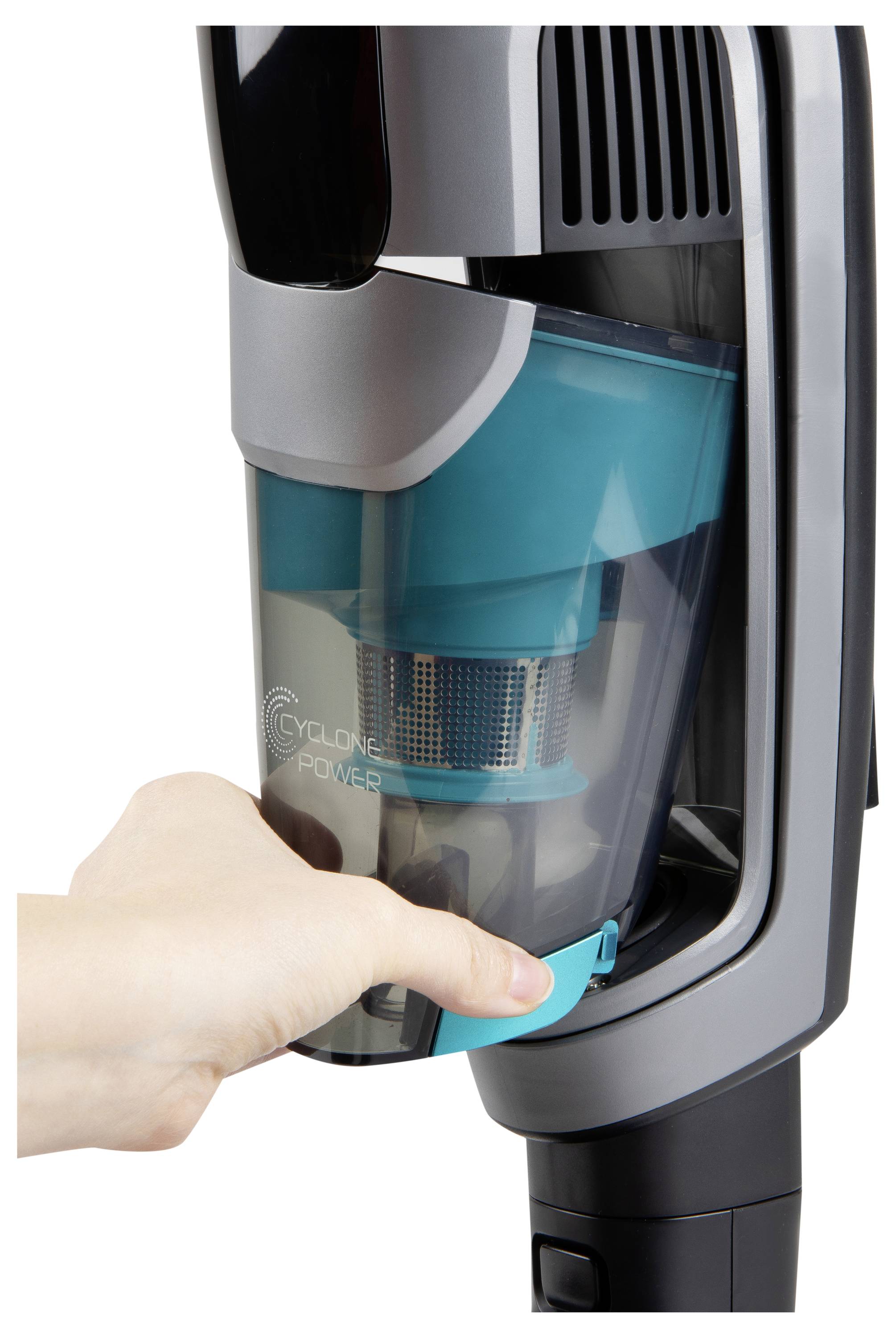 Ruka vyberá kanister z vysávača, čím demonštruje ľahkosť jeho odpojenia na čistenie alebo vyprázdnenie.