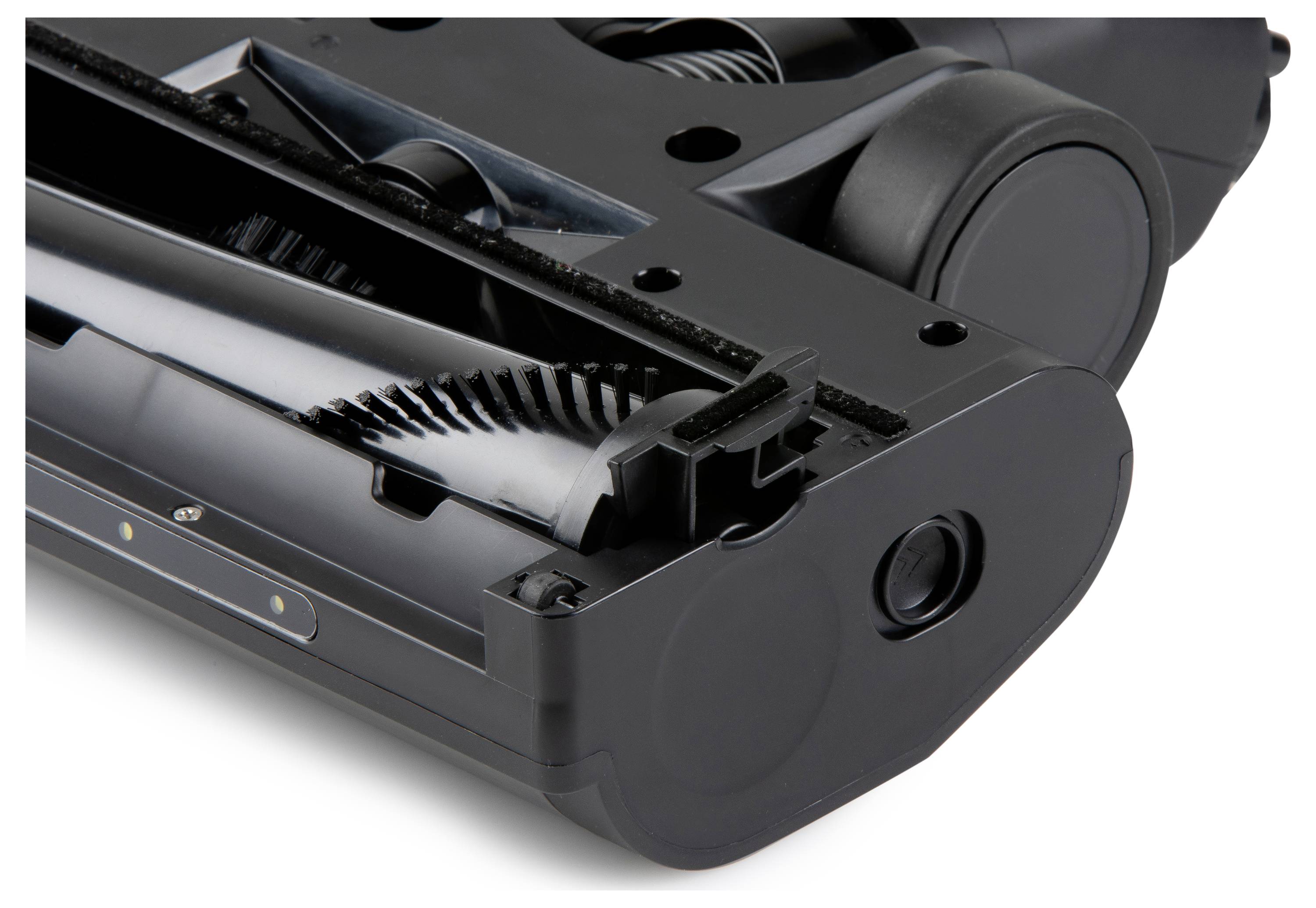 Detailný pohľad na čiernu valcovitú hlavu vysávača s rotujúcou kefou a kolieskami, navrhnutú na efektívne čistenie podlahy.