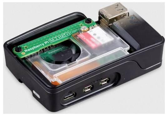 Kompaktný počítač Raspberry Pi v čiernom puzdre s viditelnými komponentmi, vrátane malého ventilátora a portov, vhodný pre DIY projekty.