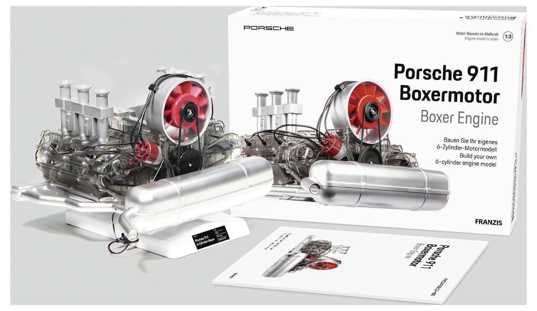 Model auta Porsche 911 boxer motor, vrátane motora s viditeľnými piestami, kľukovou hriadeľou a návodom. Na krabici je zobrazený hotový model.