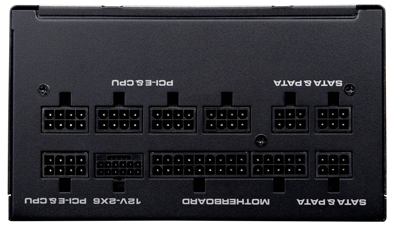 Detailný záber na káblovú rozhranie napájacieho zdroja počítača, zobrazujúci rôzne označené porty vrátane 'PCI-E' a 'SATA'.