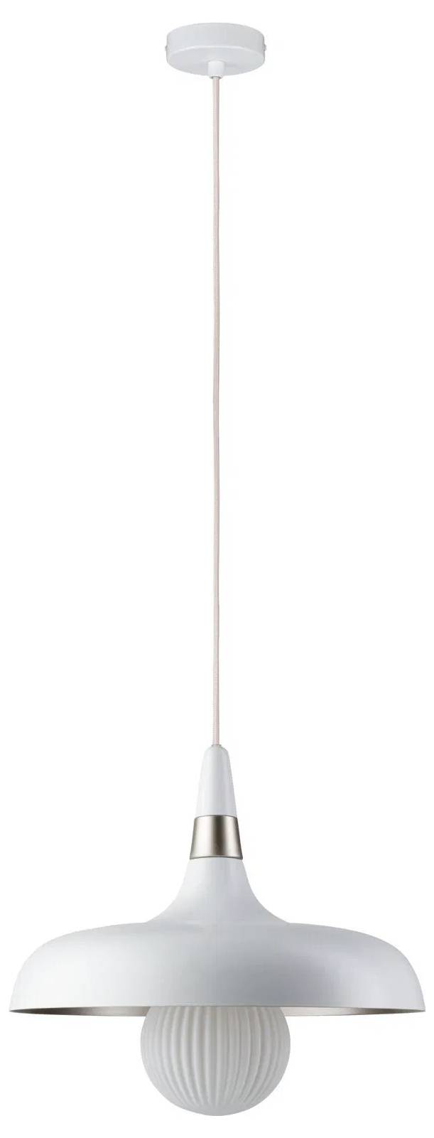 Biela závesná lampa s kupolovitým tienidlom a rebrovaným sférickým krytom žiarovky, zavesená na dlhom bielom šnúrovom záves, oproti jednoliatemu pozadiu.