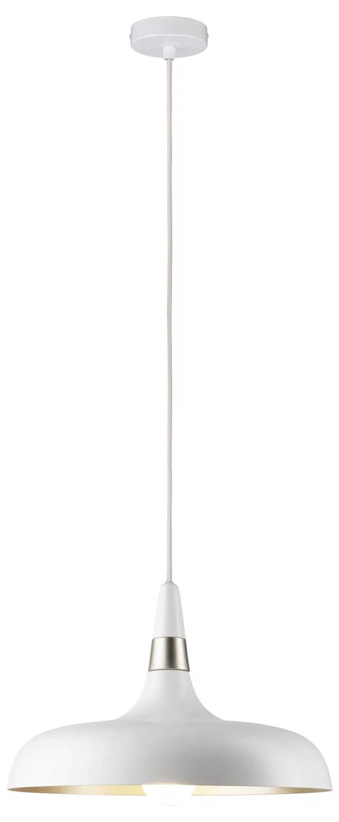 Štíhle, moderné biele závesné svietidlo s jemnou krivkou a kovovým akcentom, zavesené na strope, pred bielym pozadím.