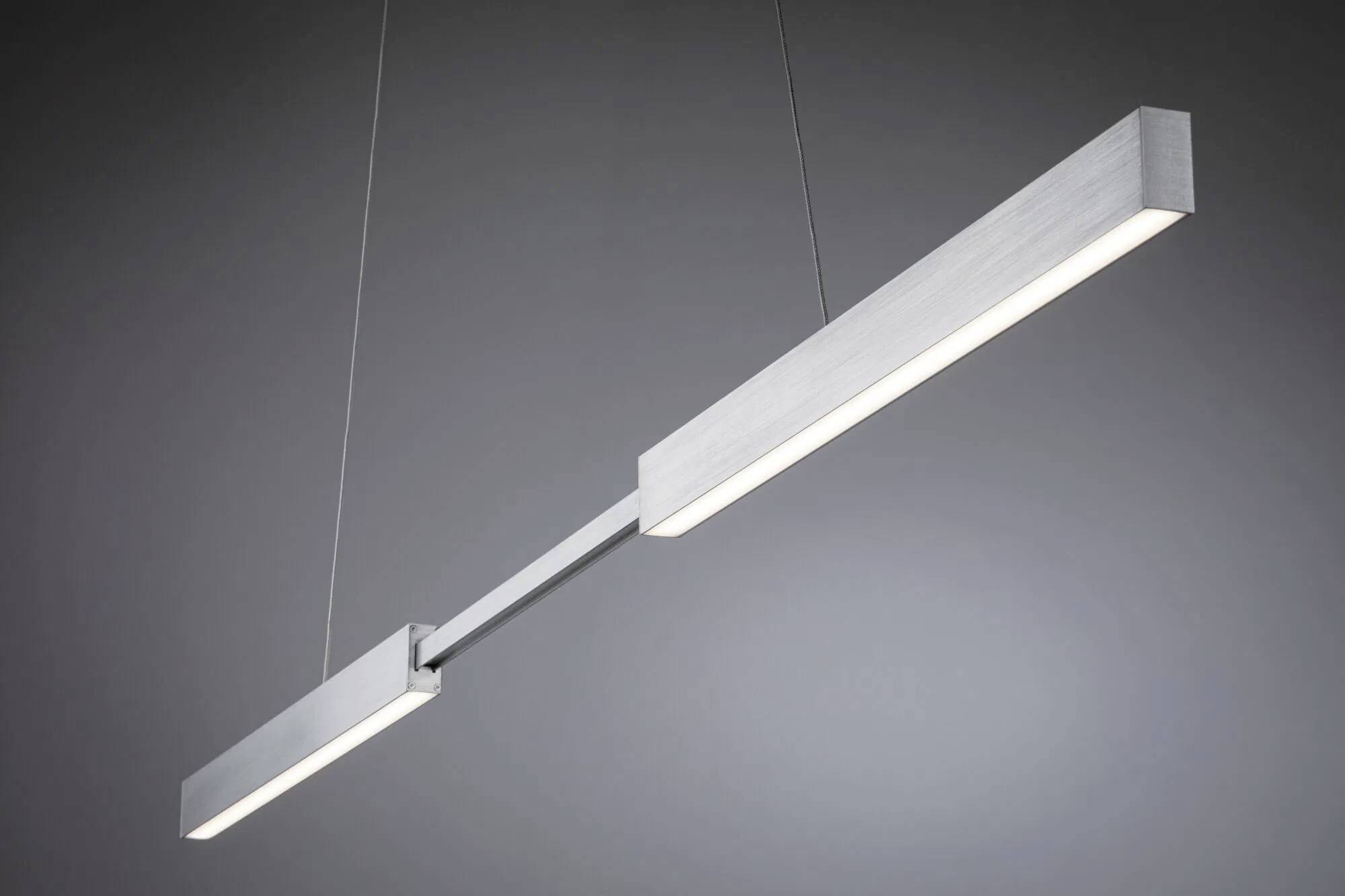 Elegantná, moderná obdĺžniková závesná svetelná lampa s kartáčovaným kovovým povrchom, zavesená horizontálne, na sivom pozadí.