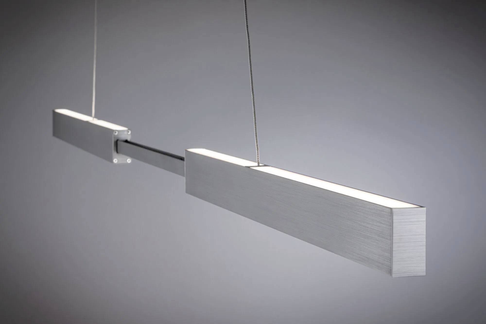 Elegantný, moderný závesný svetelný prvok so zvislými, obdĺžnikovými kovovými lištami zavesený na tenkých lanách v minimalistickom dizajne.