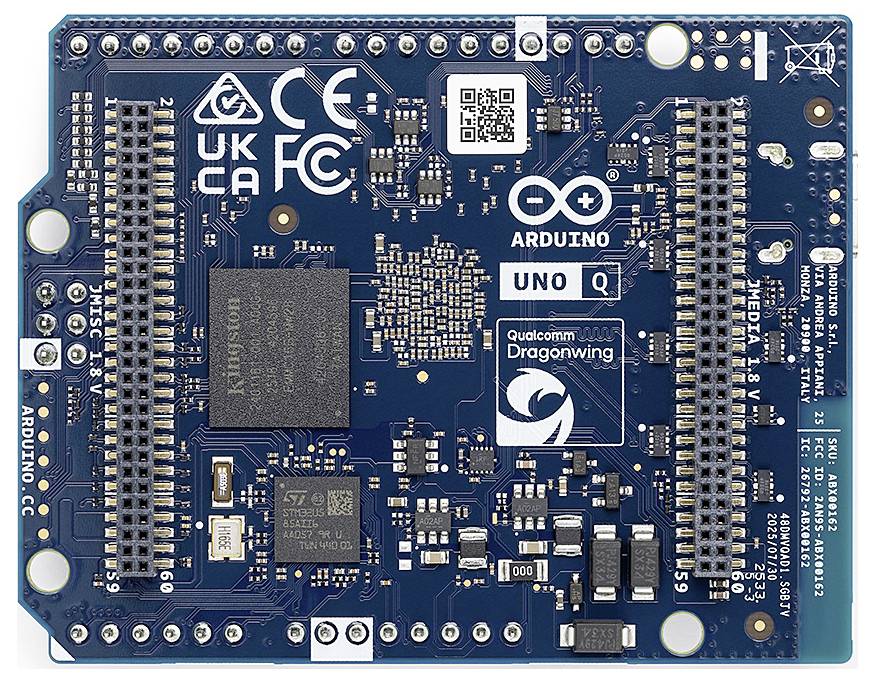 Modrá doska plošných spojov označená ako "Arduino UNO R4" s mikrochipmi a konektormi, používaná pre elektronické projekty a prototypovanie.