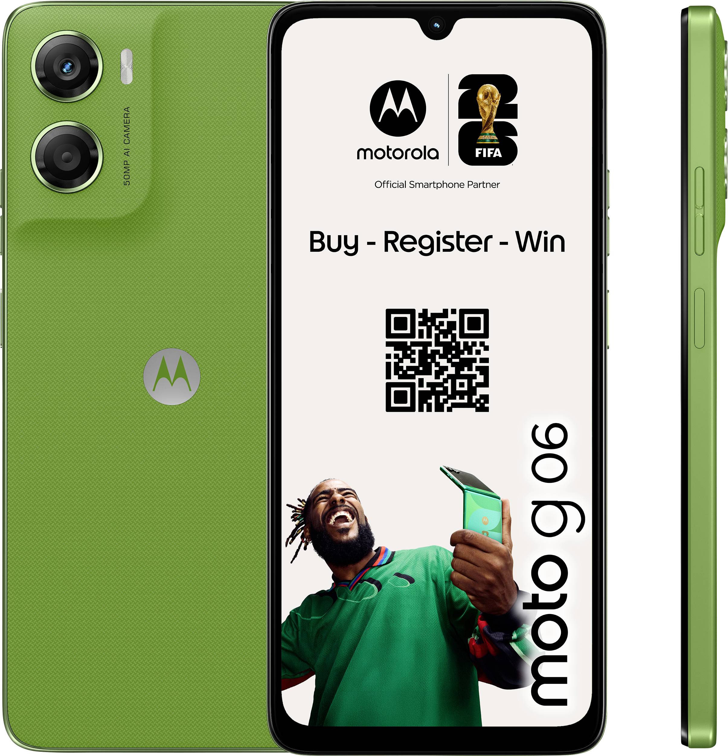 Zelený smartfón Motorola zobrazuje "Kúp - Zaregistruj - Vyhraj" s QR kódom a muž s nadšením drží telefón. Zobrazuje sa značka Moto G06.